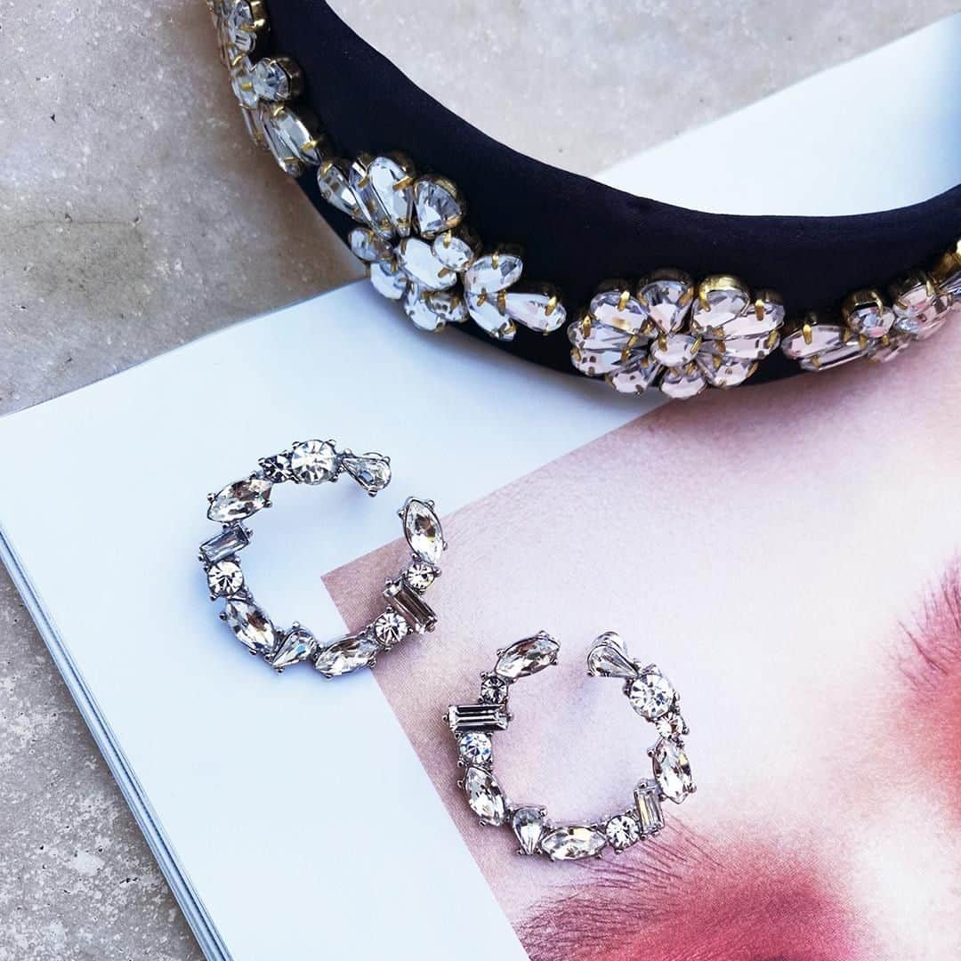 のインスタグラム：「BRB, planning the final flourishes for our NYE outfit. 🔎: Hair band - 7869770300 🔎: Earrings - 8817180800  Tap the link in the bio to shop now. #Accessorize」