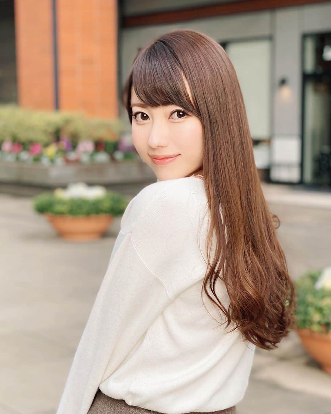 佐倉知里のインスタグラム：「*美容院納め♡ 2019年最後のMINXへ💕 . ずーーっとお世話になってる池戸さん @yujiikedo が全国50万人から84人しか選ばれないカミカミスマに選ばれたらしい！凄い🥺さすがです🥺✨ . 今年もたくさんお世話になりました♡ もうなーんにもケアしないしプリンになってからくるし前髪自分で切るしいつもお任せ！って感じだしでもそんなだけど行くと生まれ変わったように完璧なの😆✨ . 銀座五丁目店がNew openしてからはそちらにお邪魔しているんだけど、新しく使っているカラー剤？がとてもよくて✨✨すごく好みの色がでる✨ . 2020年はもう少し美容に興味を持ってちゃんとトリートメントとかして保ちをもっとよくするがんばるぞ( •̀ω•́ )✧ . . #minx銀座五丁目店 #池戸裕二 さん #美容院納め」