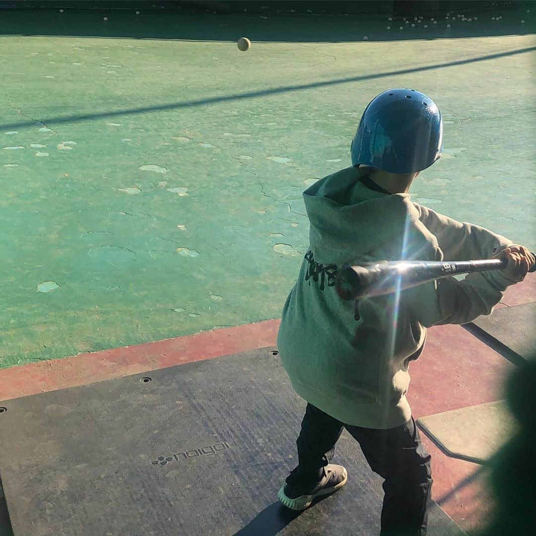 田中亜希子さんのインスタグラム写真 - (田中亜希子Instagram)「私も意外と楽しめることを 息子たちに教えてもらった。  むしろちょっとハマりそう笑  #バッティングセンター#男の子ママ #冬休み」12月28日 16時16分 - akiico