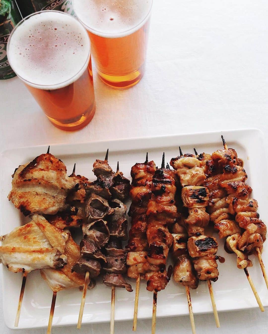のインスタグラム：「Yakitori & Beer🍺 . 台所の大掃除を終えて、 近くの惣菜屋で買った 焼き鳥で軽く打ち上げ。 ＆ブルックリンラガー🍻 . ちなみに好きな焼き鳥、 １位はねぎまのタレで、 ２位は手羽先の塩です。 . . #焼き鳥 #yakitori #2019年の私に贈る乾杯 #ブルックリンブルワリー #クラフトビールのある週末 #brooklynbrewery」