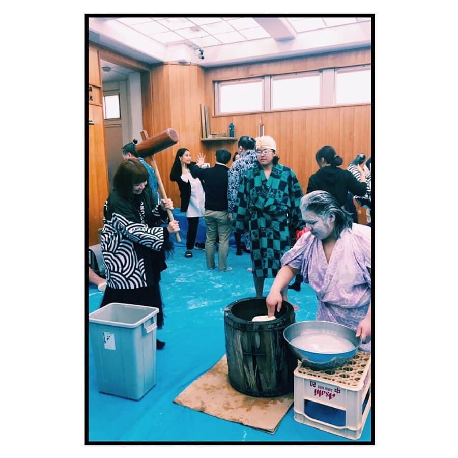 板橋よしえさんのインスタグラム写真 - (板橋よしえInstagram)「#梢家 のみんなと九重部屋のお餅つき🍡へ 5種類のお餅も九重部屋特製ちゃんこ鍋もとてつもなく美味しかったです～。しあわせ･･･。 みんなでお揃いの法被を着て餅つきを体験をさせてもらったり！楽しかった～～～😭✨ （みんなで声出し＆応援し合って部活みたい！な楽しさでした😂） 梢ちゃんお誘いしてくれて、どうもありがとう💕 良い年末の締め括りとなりました☺️🙏✨ また来年も梢家チームの集まり楽しみじゃーーー！！！」12月28日 16時11分 - candy_yoshie