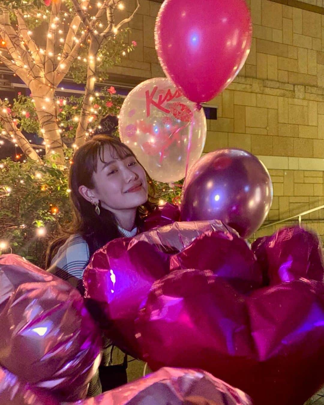 小林ようのインスタグラム：「なかなかアップ出来ていなかった先日のサプライズバースデーの写真を今年のうちに... まさか12月にお祝いしてもらえるとは😂💓 本当に本当にありがとうございました😭❤️ #風船は今でもお部屋に健在です #brunoも大切に使わせていただきます . #happybirthday #hbd #surprise #surprisebirthday #balloon #bruno #🎈 #🎂 #サプライズ #誕生日 #バルーン」