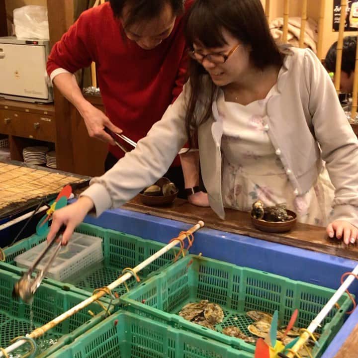 鶏魚 谷町のインスタグラム：「鶏魚です！しーちゃんです🎶 今年最後の金曜日*\(^o^)/* 常連様の宴会でたくさん盛り上がりました❗️❗️ 本当にいつもありがとうございます🙇🏻 来年もよろしくお願いします♡ #常連様 #年末 #鶏魚 #大阪 #谷町四丁目 #駅近 #セルフ飲み放題 #地域最安値 #コース #座敷 #個室 #貝盛り放題 #ガンガン焼き #あさり #はまぐり #ホンビノス貝 #牡蠣 #さざえ #飲み会 #女将」