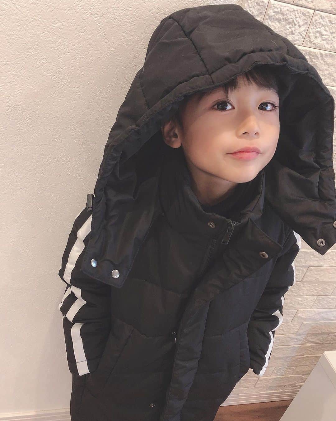 かなのインスタグラム：「． 今日はみんなで年末大掃除✊🏻🧼 大変すぎて毎日コツコツがんばろ〜😂って思うのに出来ない😭笑 ． 2人ともインフルエンザが流行る中なんとか耐えて🥺✨ 2学期も皆勤賞❣️ よく頑張った〜☺️💓 と思ったら冬休み初日からお熱でした😂 2人同時には珍しい〜👀 みんなも体調に気をつけて素敵な年末年始を過ごしてね♡ ． 再入荷でgetできた　 @urbancherry_ のぬくぬくダウン🖤 これ着て初詣行きたい🥰 ． ． #息子#5歳#皆勤賞#冬休み#キッズコーデ#ダウン#キッズファッション#男の子ママ」