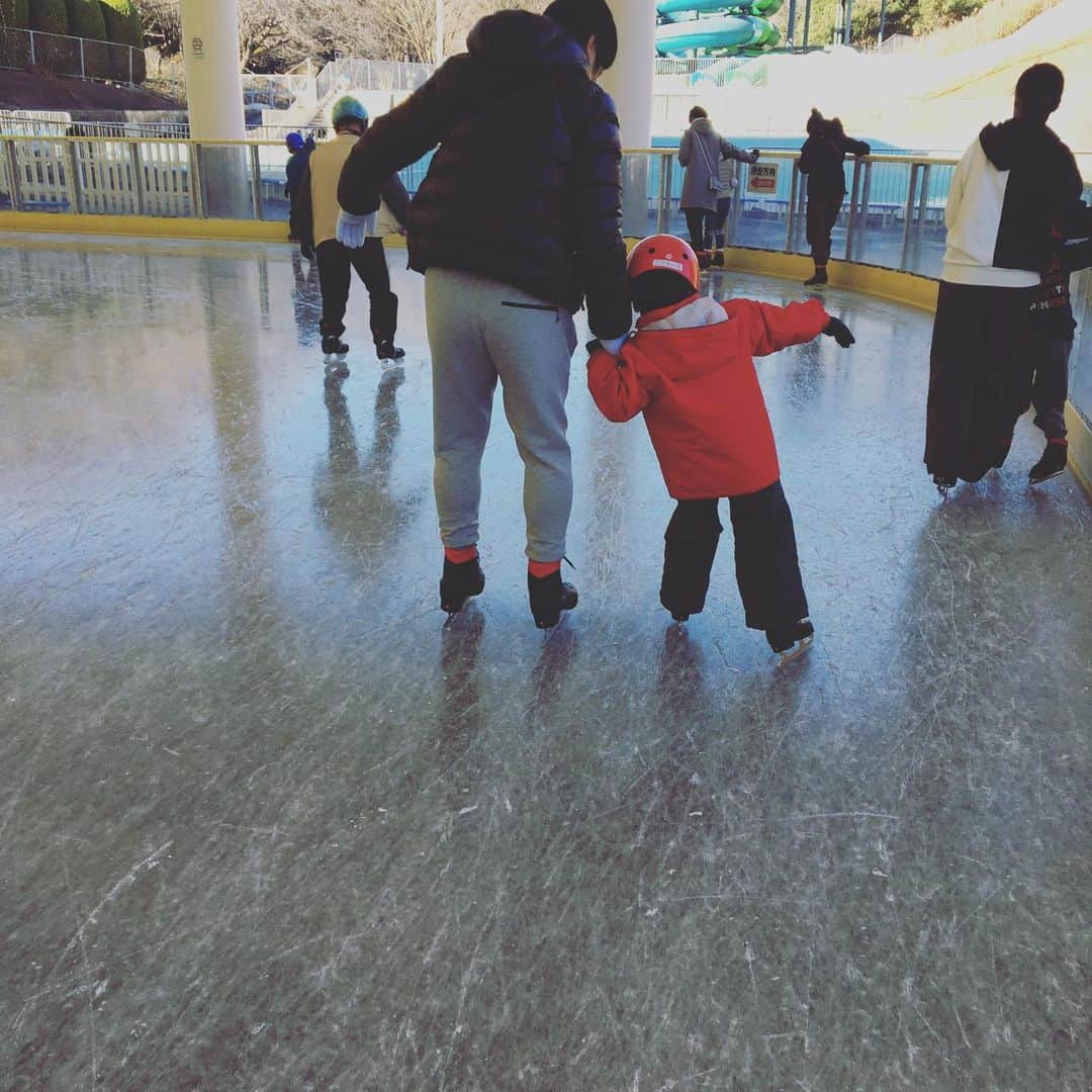 蒼井里紗さんのインスタグラム写真 - (蒼井里紗Instagram)「昨日はスケート。 あきみかは初めてだったけど、 だいぶ滑れるようになりました。  #スケート  #こどもの国横浜  #こどもの国スケートリンク  #3人育児  #3人育児奮闘中」12月28日 16時28分 - risaoi328