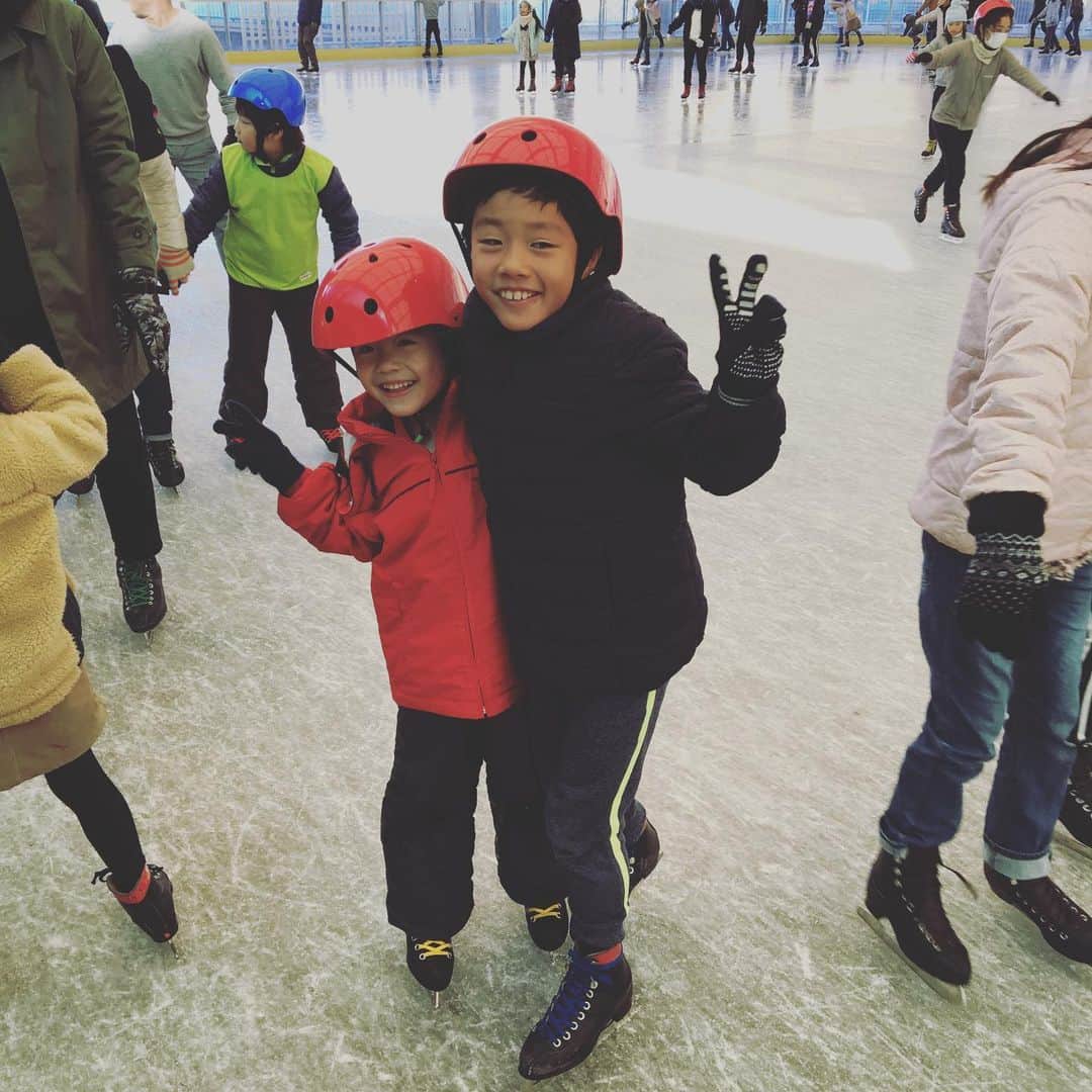 蒼井里紗さんのインスタグラム写真 - (蒼井里紗Instagram)「昨日はスケート。 あきみかは初めてだったけど、 だいぶ滑れるようになりました。  #スケート  #こどもの国横浜  #こどもの国スケートリンク  #3人育児  #3人育児奮闘中」12月28日 16時28分 - risaoi328
