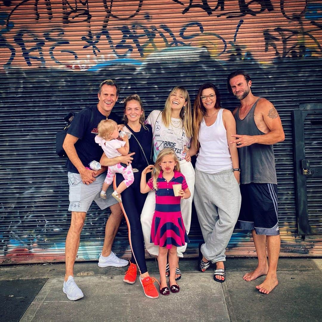 アシュリー・ハートのインスタグラム：「Today’s Melbourne gang on fleek ⚡️ What a welcome home!! 👨‍👩‍👦👩‍👦👫」