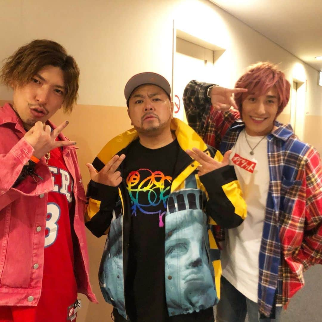 大地洋輔さんのインスタグラム写真 - (大地洋輔Instagram)「ゴッドタン　マジ歌 ありがとうございました🎙 ・ ・ 先輩、後輩関係ないマイメン！！ ただただリスペストしかない！！ ありがとう！！！ ・ ・ ・ ・ あと、みんな勘違いしないで！！ ・ EXIT&ダイノジ大地じゃなくて、 ダイノジ大地&EXITだから！😭😭 まぁ、とにかく言えるのは ・ ・ ・ 『お前らすげーな！！！！』 ・ ・ EXITアーイ！！ ・ ・  #ゴッドタン #マジ歌 #ダイノジ大地 #EXIT  #ラップ指導の先生は #TAROSOUL  #TAROくん @tarosoul  #本当ありがとうございます　 #そしてまたヒロコさん @hirokochal  さん #いつもありがとうございます　 #漫才ちゃんとやるから😂」12月28日 16時39分 - dienoji_ohchi