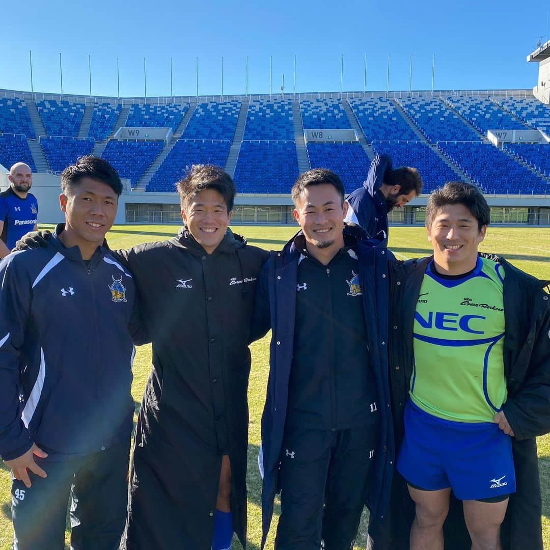 福岡堅樹さんのインスタグラム写真 - (福岡堅樹Instagram)「強化試合vs NEC 65-19で勝利！（80分＋30分） 2019年最後の試合は、ファン感謝祭もあり、沢山の方々が観に来てくれました！ ありがとうございました！ NECの亀山兄弟と📸」12月28日 16時51分 - kenki11