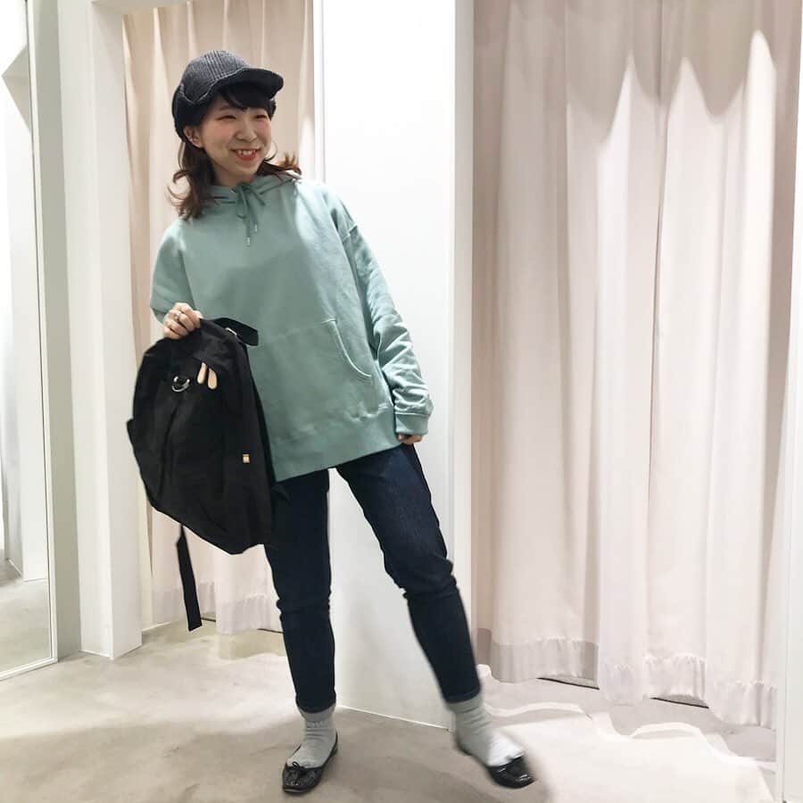 のインスタグラム：「・ ・ こんにちは！ 定番のあずま裏毛スウェットに、春らしい色合いの新色が入荷しました🏃‍♀️ ・ ・ "あずま編み機"という特別な機械で編んだ裏毛の生地は、 編むのに時間がかかり、スピードはとてもゆっくり、 １日に１反～２反しか編むことができません。 表目は詰まり、裏はそろってきれいな目に。 吊り天竺のようにやわらかい風合いが特長です。 ・ ・ こちら、フード付きパーカーとクルーネックスウェット、スナップボタンカーディガンの３型でご用意しております◎ (フード付きパーカー、クルーネックスウェットは M、Lの2サイズ展開で、スタッフ着用はLサイズです) ・ どの形も肩が落ちておりゆったり目なので、リラックスして着ていただけます◯ ・ ・ アズマ裏毛 フードプルオーバー ¥8,900+tax ・ アズマ裏毛 クルーネックスウェット ¥6,900+tax ・ アズマ裏毛 BIGスナップカーディガン ¥8,900+tax ・ キナリ／サックスブルー／イエロー／ネイビー ・ ・ #parici #pariciklassisk_shop #parici_shop #ambidex #ルミネ立川」