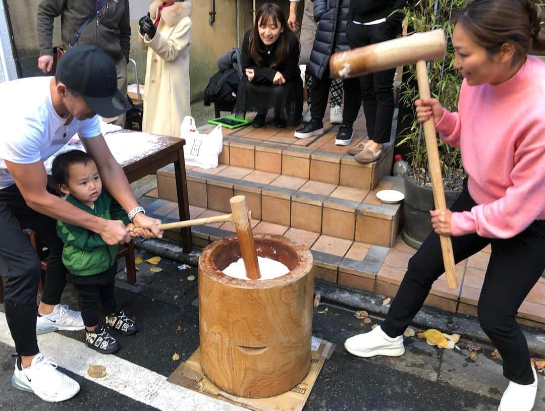 迫田愛子さんのインスタグラム写真 - (迫田愛子Instagram)「わたし的世界一美味しいフライドチキン(モモ唐)😋🍗❤️ 今年も #ばり博多 主催の餅つき大会に🍶  今年は息子も旦那さんも、家族皆んなで参加✨ 皆んなでワイワイお餅ついて、出来立てのお餅食べて最高❤️ お餅つきすると年末だなぁ〜って実感する☺️ #ママ #mammy #baby #babyboy #男の子ママ#生後28ヶ月 #2歳4ヶ月 #2歳 #8月生まれ」12月28日 16時48分 - aiko_esnail