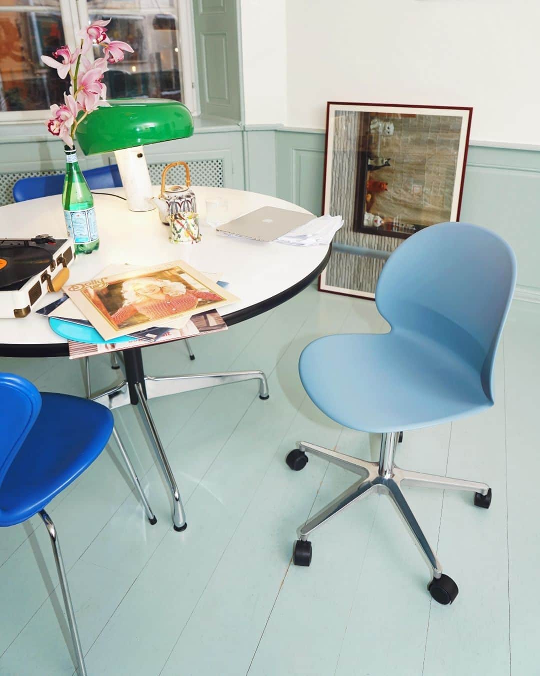 フリッツハンセンさんのインスタグラム写真 - (フリッツハンセンInstagram)「Pop-art cool in the home of @celinehallas where the N02™ Recycle chair makes the dining table a work table  Explore more via link in bio.  Captured by @celinehallas #fritzhansen #nendo #n02recycle」12月28日 17時00分 - fritzhansen