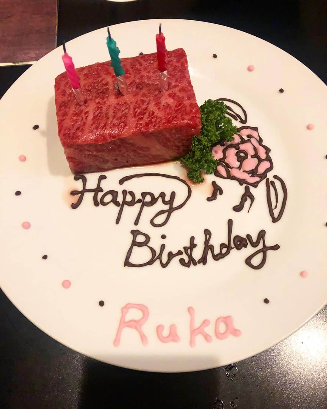 水越愛華さんのインスタグラム写真 - (水越愛華Instagram)「遅れたけど、、、 Happy birthday 🥳 🍖🥳 すごい喜んでくれて こっちまで嬉しかった✌︎❤️ 凌くんとサプライズ大成功〜！」12月28日 17時00分 - iamemika21