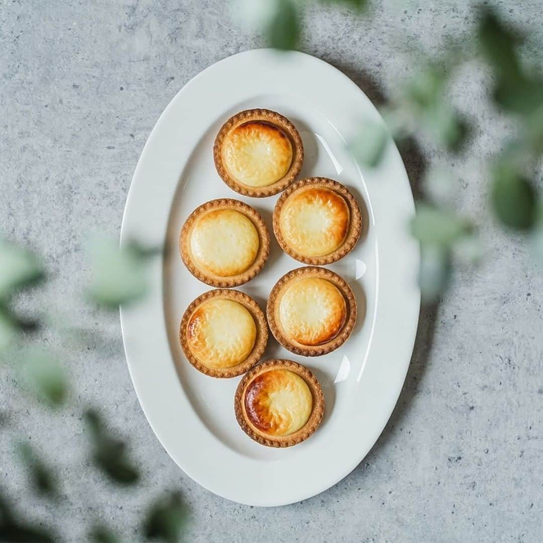 BAKE CHEESE TART OFFICIALさんのインスタグラム写真 - (BAKE CHEESE TART OFFICIALInstagram)「もうすぐ新しい年ですね。﻿ ﻿ 年始の準備や大掃除がひと段落したら、﻿ のんびりと1年をふりかえりながら﻿ チーズタルトを囲んで﻿ 和やかなひとときをお過ごしください🌿﻿ ﻿ Photo by @necozalenky_life﻿ ﻿ 《年末年始の営業について》﻿ 年末年始の期間は店舗によって営業時間に変更がございます。各店の営業時間をご確認の上、ご来店いただけますと幸いです。﻿ ﻿ @bakecheesetart ➡︎ ハイライト「年末年始の営業時間」﻿ .﻿ #冬スイーツ﻿ #ご褒美スイーツ ﻿ #季節を楽しむ ﻿ #年末年始﻿ #冬休み﻿ #焼きたて ﻿ #おうちカフェ﻿ #家カフェ﻿ #手土産 ﻿ #お土産﻿ #おみやげ﻿ #おやつ ﻿ #スイーツ ﻿ #スイーツ好き ﻿ #スイーツ部﻿ #デザート﻿ #お菓子 ﻿ #チーズタルト専門店﻿ #チーズタルト ﻿ #チーズケーキ﻿ #タルト﻿ #bake﻿ #bakeチーズタルト﻿ #ベイクチーズタルト ﻿ #bakecheesetart」12月28日 17時00分 - bakecheesetart