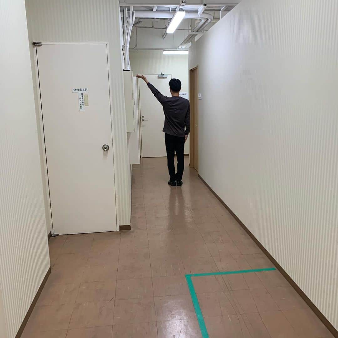 西川晃啓さんのインスタグラム写真 - (西川晃啓Instagram)「気絶の練習  沼津の楽屋で練習気絶  #あるある探検隊#レギュラー#気絶#気絶の日々#ギャグ#沼津#劇場#2回#後ろ向き#顔#しっかり#白目」12月28日 16時53分 - kizetu