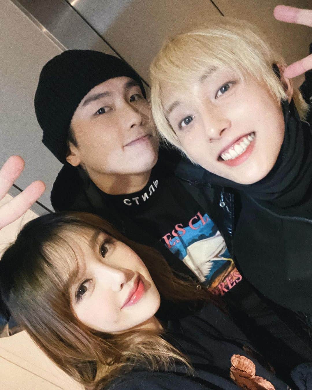 ポニーのインスタグラム：「맞아요, 저는 성덕이에요...🥺 공연 초대해주셔서 감사합니다 빌론님!🧸🎁 @thebabylon  @holland_vvv」