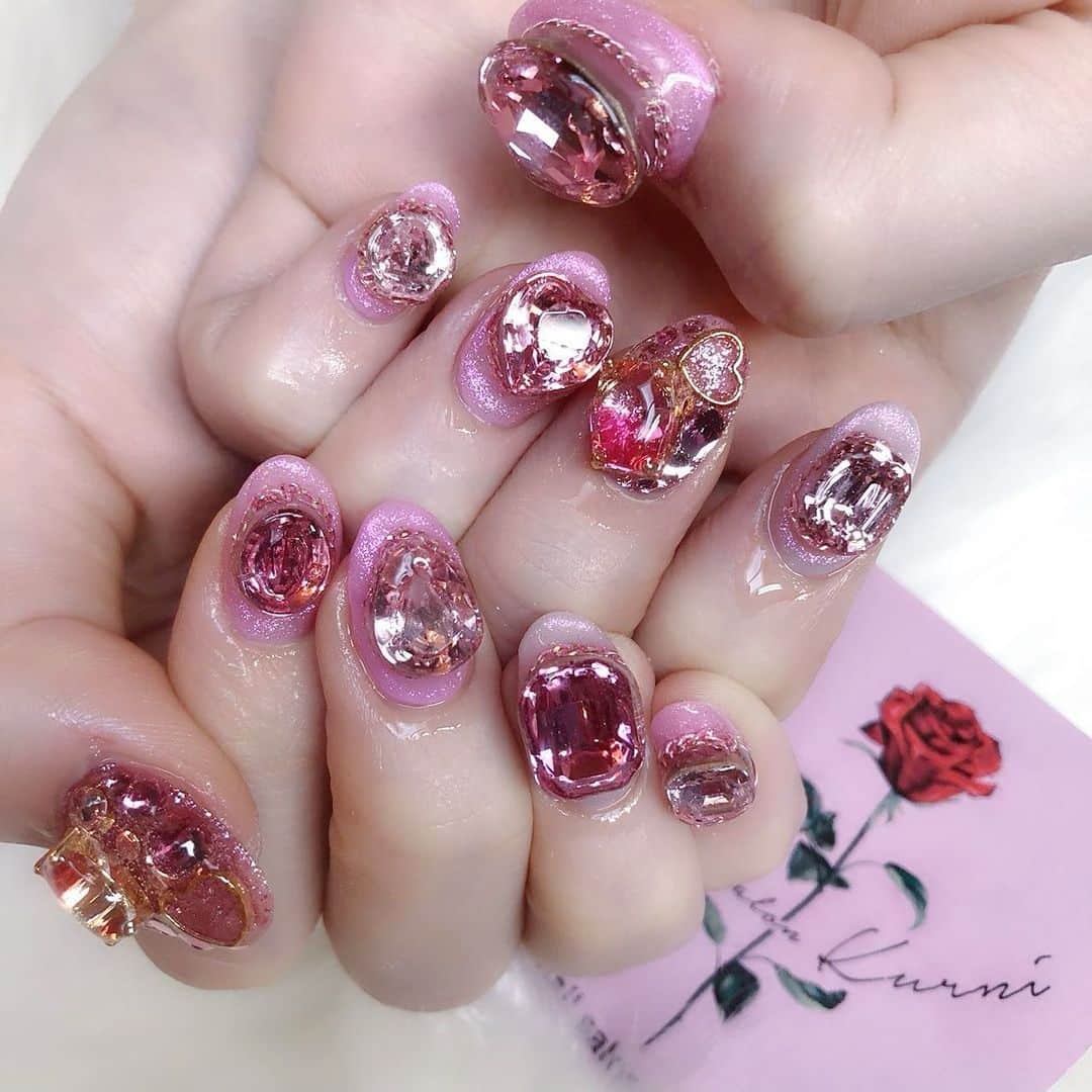 さぁやさんのインスタグラム写真 - (さぁやInstagram)「年内最後のネイル💅🏻﻿ ﻿ ちょっと前回期間短かったけど﻿ 新年綺麗にして迎えるために﻿ この間変えてきましたー！！﻿ ﻿ 最後はピンクで﻿ キラッキラのネイルで！﻿ って伝えてお任せです👍🏻💕﻿ ﻿ #さぁやネイル﻿ みんなは今年のネイル﻿ どれが好きだったー？？﻿ ﻿ ﻿ ネイルサロン情報🌹﻿ nail salon kurni﻿ @nailsalon.kurni.ebisu﻿ ﻿ @nailsalon.kurni_yuumi ﻿ ﻿ ゆうみさん今年も沢山 可愛いネイルを﻿ ありがとうございました😢﻿ 毎回違って全部お気に入り❤️﻿ ﻿ もう今年もあと残りわずか…！﻿ がんばるぞー！！！」12月28日 16時57分 - saaya831