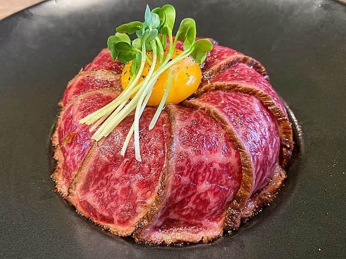 ナゴレコさんのインスタグラム写真 - (ナゴレコInstagram)「「熟成赤身肉ローストビーフ」﻿ リポスト✒︎今年の8月にオープン㊗️クラフトジンジャーとTボーンステーキが味わえるビストロ、Ginger's Club IZUMIさんの熟成赤身肉ローストビーフ🍖🥂﻿ ﻿ なんとも美しい赤身肉ですね🥩✨バージンオイルに漬け込んで柔らかく熟成されているそうですよ👏🏻⭕️﻿ ﻿ 上に乗っている卵黄と絡めていただくとより一層美味しそうですね🤤🍴写真を見ているだけでお腹が空いてきます👀🙌🏻﻿ ﻿ Ginger's Club IZUMIさんはランチ、カフェ、ディナーさらにはバーまで営業されているので幅広いシチュエーションで利用することができそうです☕️🍸﻿ ﻿ @humozii さん、#ナゴレコ ありがとうございます⭕️﻿ ﻿ Repost @humozii・・・﻿ ﻿ おはようございます！(=´∀｀)﻿ .﻿ .﻿ 今日紹介するお店は愛知県の名古屋市東区にあるダイニングバー"Ginger's Club IZUMI"！﻿ 注文したのは"熟成赤身肉ローストビーフ丼"！(*´-`)﻿ .﻿ .﻿ "Ginger's Club IZUMI"さんは国道19号線沿いにある2019年8月にオープンしたばかりのダイニングバーで、場所は桜通線 久屋大通駅から徒歩10分くらいの場所にあります！(*´ー｀*)﻿ .﻿ .﻿ 注文したのは"熟成赤身肉ローストビーフ丼"です！(´∀｀*)﻿ 熟成した綺麗な赤身肉はちょうどいい柔らかさで、噛めば噛むほど牛肉の旨味と甘味があふれ出てきて塩やタレがなくても十分美味しかったです！(*´ω｀*)﻿ .﻿ .﻿ ご飯は白米ではなくて栄養価の高い五穀米で、お肉と相性バッチリな甘辛タレでローストビーフの五穀米に甘辛タレをたっぷりかけて食べたら少しあったお肉特有の臭みが消えてすごく食べやすくなって美味しかったです！(*´Д｀*)﻿ .﻿ .﻿ 他にもサラダプレートやカツカレーランチなどもあったので、また食べに行かないとです！(๑>◡<๑)﻿ .﻿ .﻿ ーーーーーーーーーーーーーーーーーーーーーーーー﻿ ・店名﻿ Ginger's Club IZUMI﻿ ・住所﻿ 愛知県名古屋市東区泉1-22-23 ﻿ イナヤマ第2ビル 1階﻿ ・交通手段﻿ 電車→地下鉄桜通線 久屋大通駅から徒歩で約10分﻿ 車→名古屋高速 東新町ICから車で約10分﻿ ・メニュー﻿ 熟成赤身肉ローストビーフ丼 1100円﻿ ・営業時間﻿ 【月〜金】﻿ 11:00-28:00﻿ ・定休日﻿ 不定休﻿ ・駐車所﻿ 駐車場あり﻿ ・席﻿ テーブル席＋カウンター席﻿ ・予約可否﻿ 可能です。﻿ ・電話番号﻿ 052-265-5676﻿ .﻿ .﻿ {ふもっちの勝手な自己ひょうか〜！} (5段階評価)﻿ .﻿ 味 ★★★﻿ 盛り付け ★★★★﻿ 提供スピード ★★★﻿ 接客 ★★★﻿ お店の場所★★★★﻿ .﻿ ーーーーーーーーーーーーーーーーーーーーーーーー﻿ .」12月28日 17時01分 - nagoya_food