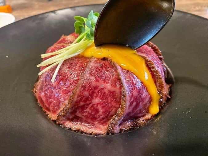 ナゴレコさんのインスタグラム写真 - (ナゴレコInstagram)「「熟成赤身肉ローストビーフ」﻿ リポスト✒︎今年の8月にオープン㊗️クラフトジンジャーとTボーンステーキが味わえるビストロ、Ginger's Club IZUMIさんの熟成赤身肉ローストビーフ🍖🥂﻿ ﻿ なんとも美しい赤身肉ですね🥩✨バージンオイルに漬け込んで柔らかく熟成されているそうですよ👏🏻⭕️﻿ ﻿ 上に乗っている卵黄と絡めていただくとより一層美味しそうですね🤤🍴写真を見ているだけでお腹が空いてきます👀🙌🏻﻿ ﻿ Ginger's Club IZUMIさんはランチ、カフェ、ディナーさらにはバーまで営業されているので幅広いシチュエーションで利用することができそうです☕️🍸﻿ ﻿ @humozii さん、#ナゴレコ ありがとうございます⭕️﻿ ﻿ Repost @humozii・・・﻿ ﻿ おはようございます！(=´∀｀)﻿ .﻿ .﻿ 今日紹介するお店は愛知県の名古屋市東区にあるダイニングバー"Ginger's Club IZUMI"！﻿ 注文したのは"熟成赤身肉ローストビーフ丼"！(*´-`)﻿ .﻿ .﻿ "Ginger's Club IZUMI"さんは国道19号線沿いにある2019年8月にオープンしたばかりのダイニングバーで、場所は桜通線 久屋大通駅から徒歩10分くらいの場所にあります！(*´ー｀*)﻿ .﻿ .﻿ 注文したのは"熟成赤身肉ローストビーフ丼"です！(´∀｀*)﻿ 熟成した綺麗な赤身肉はちょうどいい柔らかさで、噛めば噛むほど牛肉の旨味と甘味があふれ出てきて塩やタレがなくても十分美味しかったです！(*´ω｀*)﻿ .﻿ .﻿ ご飯は白米ではなくて栄養価の高い五穀米で、お肉と相性バッチリな甘辛タレでローストビーフの五穀米に甘辛タレをたっぷりかけて食べたら少しあったお肉特有の臭みが消えてすごく食べやすくなって美味しかったです！(*´Д｀*)﻿ .﻿ .﻿ 他にもサラダプレートやカツカレーランチなどもあったので、また食べに行かないとです！(๑>◡<๑)﻿ .﻿ .﻿ ーーーーーーーーーーーーーーーーーーーーーーーー﻿ ・店名﻿ Ginger's Club IZUMI﻿ ・住所﻿ 愛知県名古屋市東区泉1-22-23 ﻿ イナヤマ第2ビル 1階﻿ ・交通手段﻿ 電車→地下鉄桜通線 久屋大通駅から徒歩で約10分﻿ 車→名古屋高速 東新町ICから車で約10分﻿ ・メニュー﻿ 熟成赤身肉ローストビーフ丼 1100円﻿ ・営業時間﻿ 【月〜金】﻿ 11:00-28:00﻿ ・定休日﻿ 不定休﻿ ・駐車所﻿ 駐車場あり﻿ ・席﻿ テーブル席＋カウンター席﻿ ・予約可否﻿ 可能です。﻿ ・電話番号﻿ 052-265-5676﻿ .﻿ .﻿ {ふもっちの勝手な自己ひょうか〜！} (5段階評価)﻿ .﻿ 味 ★★★﻿ 盛り付け ★★★★﻿ 提供スピード ★★★﻿ 接客 ★★★﻿ お店の場所★★★★﻿ .﻿ ーーーーーーーーーーーーーーーーーーーーーーーー﻿ .」12月28日 17時01分 - nagoya_food