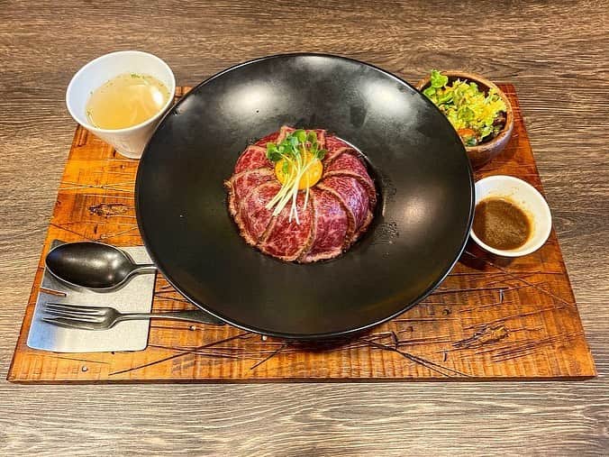 ナゴレコさんのインスタグラム写真 - (ナゴレコInstagram)「「熟成赤身肉ローストビーフ」﻿ リポスト✒︎今年の8月にオープン㊗️クラフトジンジャーとTボーンステーキが味わえるビストロ、Ginger's Club IZUMIさんの熟成赤身肉ローストビーフ🍖🥂﻿ ﻿ なんとも美しい赤身肉ですね🥩✨バージンオイルに漬け込んで柔らかく熟成されているそうですよ👏🏻⭕️﻿ ﻿ 上に乗っている卵黄と絡めていただくとより一層美味しそうですね🤤🍴写真を見ているだけでお腹が空いてきます👀🙌🏻﻿ ﻿ Ginger's Club IZUMIさんはランチ、カフェ、ディナーさらにはバーまで営業されているので幅広いシチュエーションで利用することができそうです☕️🍸﻿ ﻿ @humozii さん、#ナゴレコ ありがとうございます⭕️﻿ ﻿ Repost @humozii・・・﻿ ﻿ おはようございます！(=´∀｀)﻿ .﻿ .﻿ 今日紹介するお店は愛知県の名古屋市東区にあるダイニングバー"Ginger's Club IZUMI"！﻿ 注文したのは"熟成赤身肉ローストビーフ丼"！(*´-`)﻿ .﻿ .﻿ "Ginger's Club IZUMI"さんは国道19号線沿いにある2019年8月にオープンしたばかりのダイニングバーで、場所は桜通線 久屋大通駅から徒歩10分くらいの場所にあります！(*´ー｀*)﻿ .﻿ .﻿ 注文したのは"熟成赤身肉ローストビーフ丼"です！(´∀｀*)﻿ 熟成した綺麗な赤身肉はちょうどいい柔らかさで、噛めば噛むほど牛肉の旨味と甘味があふれ出てきて塩やタレがなくても十分美味しかったです！(*´ω｀*)﻿ .﻿ .﻿ ご飯は白米ではなくて栄養価の高い五穀米で、お肉と相性バッチリな甘辛タレでローストビーフの五穀米に甘辛タレをたっぷりかけて食べたら少しあったお肉特有の臭みが消えてすごく食べやすくなって美味しかったです！(*´Д｀*)﻿ .﻿ .﻿ 他にもサラダプレートやカツカレーランチなどもあったので、また食べに行かないとです！(๑>◡<๑)﻿ .﻿ .﻿ ーーーーーーーーーーーーーーーーーーーーーーーー﻿ ・店名﻿ Ginger's Club IZUMI﻿ ・住所﻿ 愛知県名古屋市東区泉1-22-23 ﻿ イナヤマ第2ビル 1階﻿ ・交通手段﻿ 電車→地下鉄桜通線 久屋大通駅から徒歩で約10分﻿ 車→名古屋高速 東新町ICから車で約10分﻿ ・メニュー﻿ 熟成赤身肉ローストビーフ丼 1100円﻿ ・営業時間﻿ 【月〜金】﻿ 11:00-28:00﻿ ・定休日﻿ 不定休﻿ ・駐車所﻿ 駐車場あり﻿ ・席﻿ テーブル席＋カウンター席﻿ ・予約可否﻿ 可能です。﻿ ・電話番号﻿ 052-265-5676﻿ .﻿ .﻿ {ふもっちの勝手な自己ひょうか〜！} (5段階評価)﻿ .﻿ 味 ★★★﻿ 盛り付け ★★★★﻿ 提供スピード ★★★﻿ 接客 ★★★﻿ お店の場所★★★★﻿ .﻿ ーーーーーーーーーーーーーーーーーーーーーーーー﻿ .」12月28日 17時01分 - nagoya_food