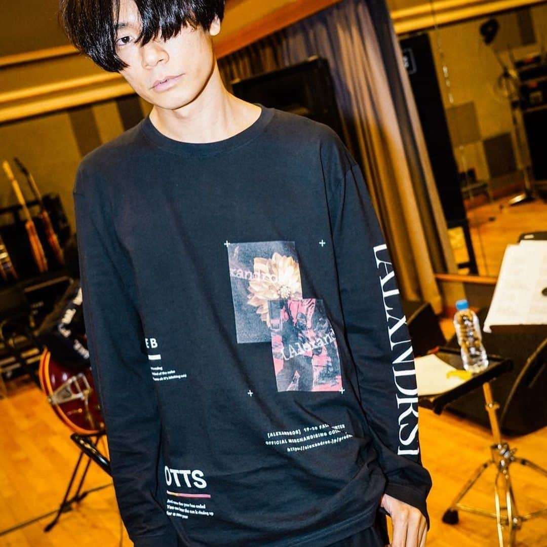 [ALEXANDROS]さんのインスタグラム写真 - ([ALEXANDROS]Instagram)「✨COUNTDOWN JAPAN 19/20✨  本日は『rockin'on presents COUNTDOWN JAPAN 19/20』に出演！ EARTH STAGEにて19:30より、初日のトリをつとめます🔥  冬フェスグッズ、数少なくなってきています。お早めにご利用ください。 ▼グッズ詳細▼ https://alexandros.jp/a/2019_WINTER_FEST  #alexandros﻿ #CDJ1920」12月28日 17時04分 - alexandros_official_insta