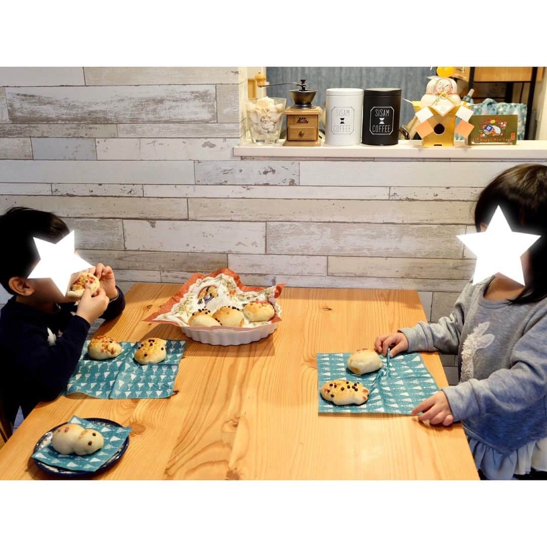 空木マイカさんのインスタグラム写真 - (空木マイカInstagram)「子どもらと一緒にパン作りました！こののんびりした感じが何とも冬休み感。年賀状も大掃除もアルバム整理も終わったし、今年は順調！！🤩 #子どものいる暮らし #6歳 #3歳」12月28日 17時06分 - maika_utsugi