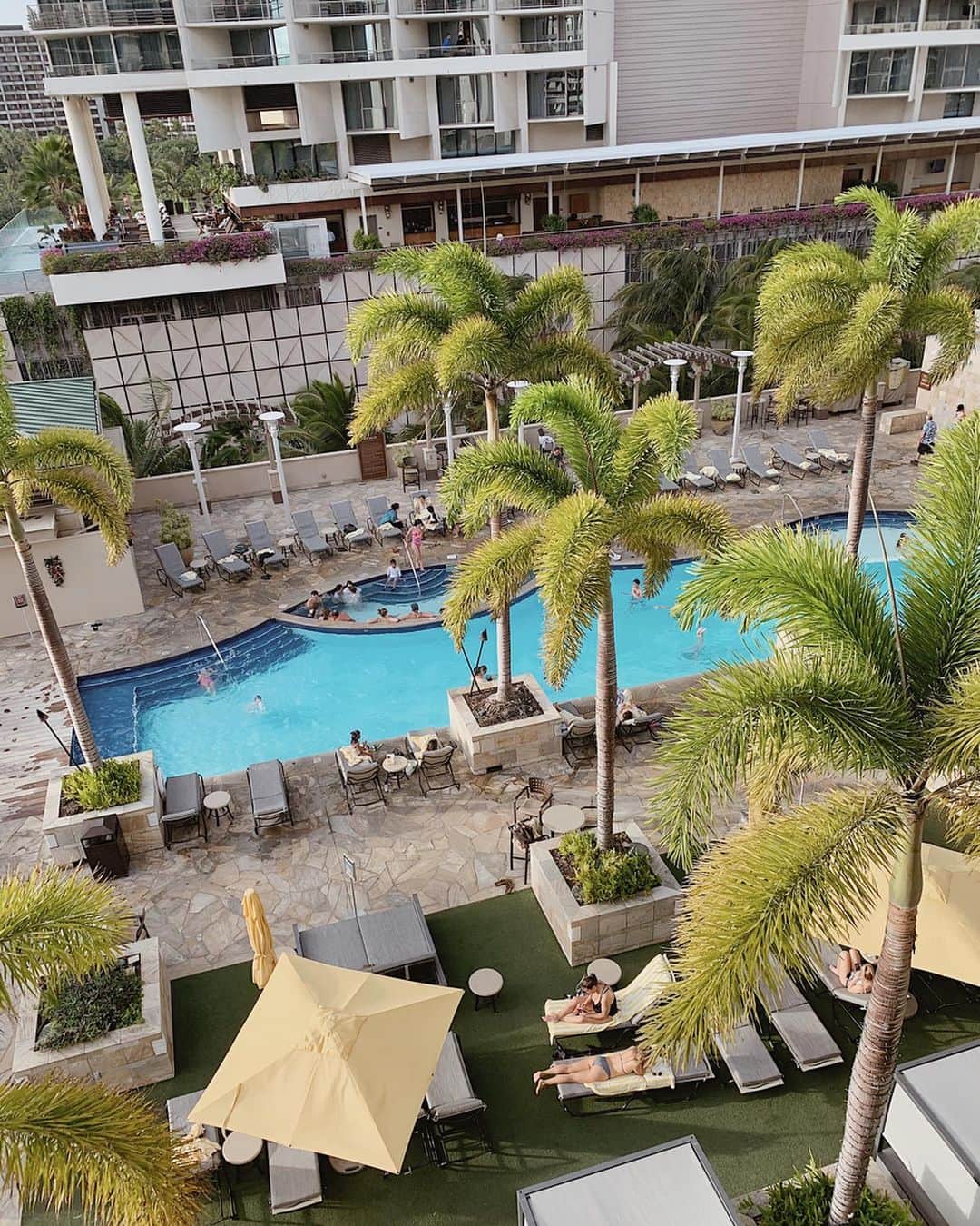 Remiさんのインスタグラム写真 - (RemiInstagram)「comfy pool view @embassywaikiki 💙 ハワイの続き。 ワイキキ2つ目のホテルは、エンバシースイート。 全室スイートタイプでファミリーにおすすめと聞いた通り、本当に居心地の良いホテルでした✨ プールエリアが広くて、子供用のプールやジャグジーで遊んだり、プールサイドのソファでくつろいで過ごしました🌴 電子レンジやコインランドリーもあるのでロングステイにも良さそう♪ ワイキキビーチウォーク直結で食事や買い物にも便利でした🛍  さて、帰国するなり一気に現実に戻り、昨日はクリスマスの片付けや掃除に洗濯、買い出しと大忙し🧹💦 今年は正月帰省をずらしたので、年末年始は自宅でゆっくり過ごす予定🍵 ハワイの振り返りをしつつ記事も進めたいと思います✍️ もうしばらくハワイ投稿にお付き合いください🌺  #エンバシースイーツワイキキ @embassysuiteswaikikijp  #embassysuiteswaikiki #waikiki #hawaii #LOVETABI #LOVETABImama #lovetabi_hawaii」12月28日 17時07分 - remi_912