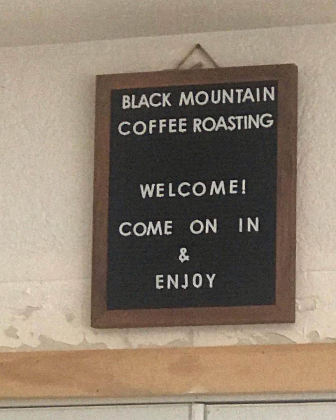 シャロン・ローレンスさんのインスタグラム写真 - (シャロン・ローレンスInstagram)「Is #coffee your thing?? My pal #conorofarrell (@nbcgameofsilence , #thepacific) took us to @blkmtncoffee here in #idyllwild .  Such a tasty artisanal treat ☕️ #coffeetasting, #roasting and good conversation. Cozy mountain holiday🏔❄️✨」12月28日 8時14分 - sharonelawrence