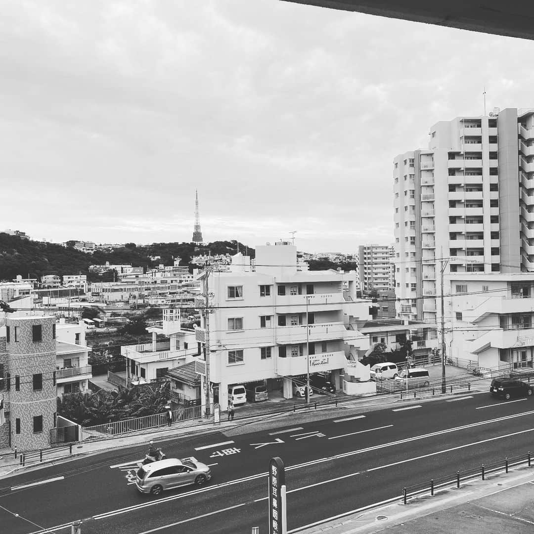 GOSAMARUのインスタグラム：「久しぶりに長い時間寝れたかな！！ 明日はとうとう10ヶ月ぶりに試合です！ 緊張は無いけど不安と楽しみが交差してる感じですかね！！ 早く明日よこい！ そんな感じです！ ＃rd_pw ＃GOSAMARU ＃沖縄 ＃観光 ＃復帰戦 今日のおうちから見た景色 曇ってるー😅」