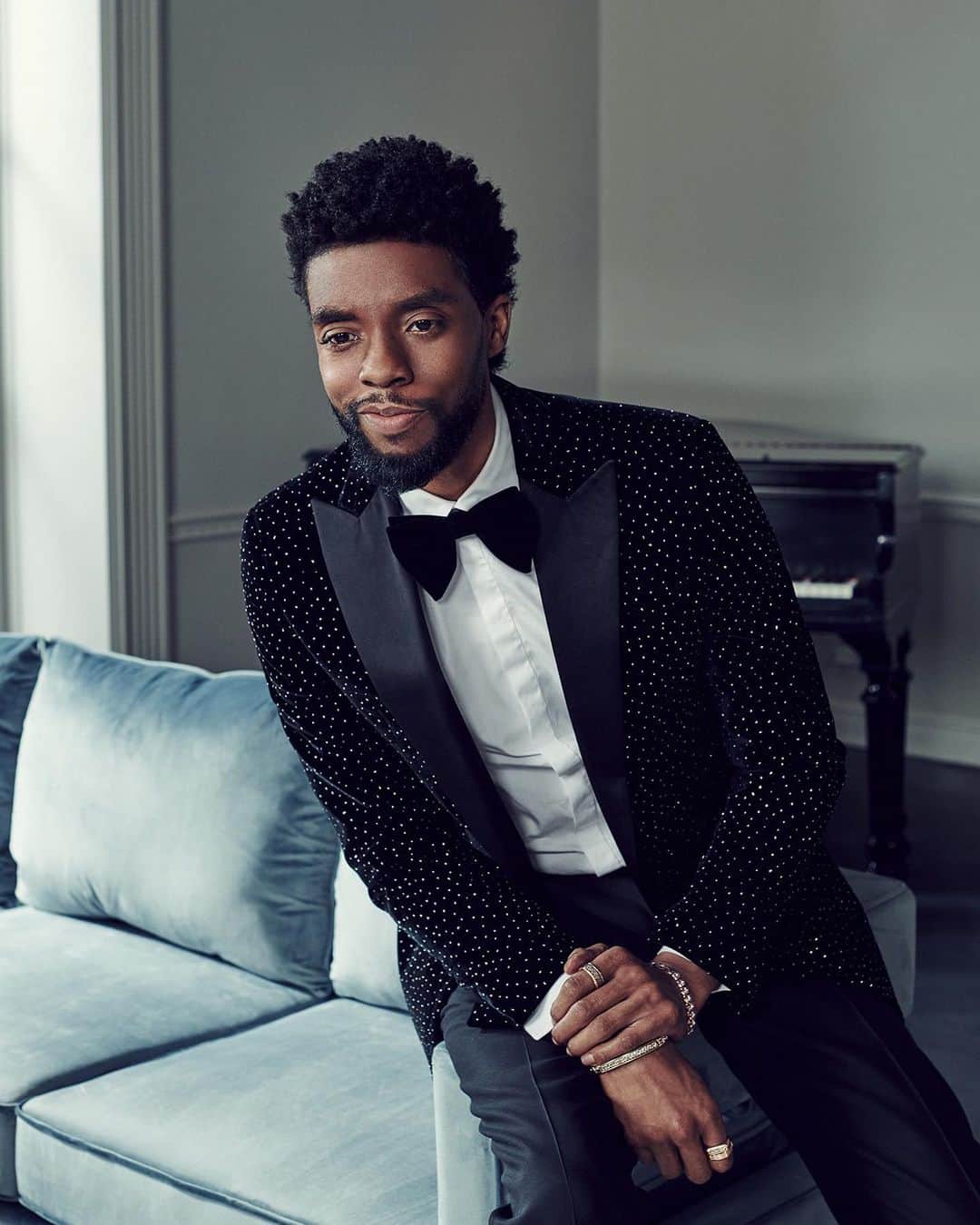 デビッドヤーマンのインスタグラム：「Sending off 2019 in style. @chadwickboseman raises the bar for #NYE refinement in our Streamline® and Chain collections. #DavidYurmanMen #NYE2020」
