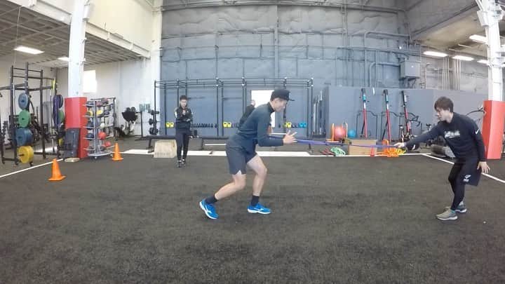 都倉賢のインスタグラム：「LAでのトレーニングは動きを因数分解して動作の一つ一つを確認しながらその動きに意識を向ける。今まで感覚的にやってきた動きも意識してする事で再現性が高まる。  加速力を上げる事ははもちろんなんだけど、ストップ、ブレーキの質を上げる事で次の動作への移行が速くなる。  これって結果として速く動ける事に繋がる。  この考え方無かった。  ブレーキやストップを鍛えて出来る筋肉は加速力に相反すると思っていたけど全然そんな事ないんだな〜！！！ そんな事を意識しながら今日は年内ラストトレーニングするぞ💪💪💪 #返り咲きカウントダウン #来年は誰か一緒にLA行こうぜ #毎日二部練 #でも夜飯は外さないよ #毎日700gオーバーのステーキ #それでも7キロ痩せた人いる #肉は太らない #太るのは深夜に食べる締めのラーメン #都倉式」