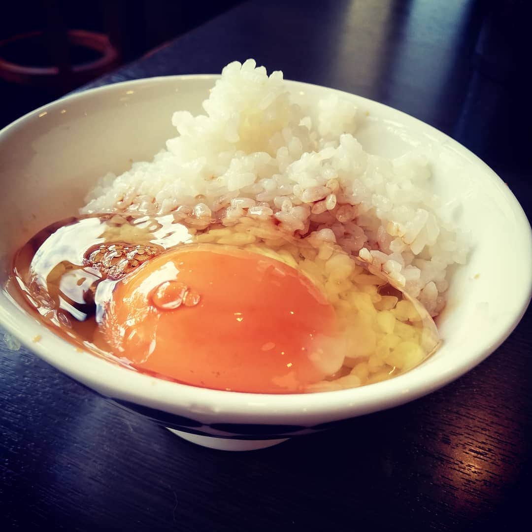 松本隆博のインスタグラム：「。 みなおは～ 人生最後の食事が コーンフレークなら 辛いけど… 卵かけご飯なら、ええわ。 思うくらい美味い。 さ！ 今日も元気に和歌山 行くでぇーーーーー🎵 ～人生遊歩道～」