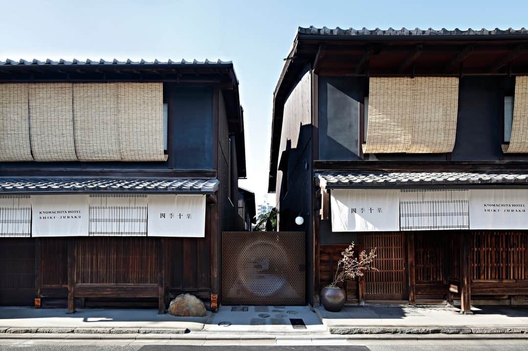 Relux | リラックスさんのインスタグラム写真 - (Relux | リラックスInstagram)「📍四季十楽 . 京都御所西にある、京町家ホテル「四季十楽」。 築100年近い京町家をリノベーション。 趣の異なる十の部屋から好みの空間を見つけ、暮らすように善き時を過ごすことができます。 #hotel #美しい日本 #japantravel #ig_japan #instatravelling #instatravelgram #japanesehotels #traveljapan #japantravelphoto #japangram #japanlife #京都旅行 #建築家デザイン #町家 #京都観光 #KYOTO #京都旅#四季十楽 #unknownjapan #japantravel #ig_japan #instatravelgram #instatravelling #japanesehotels #traveljapan #japantravelphoto」12月28日 9時00分 - relux_jp