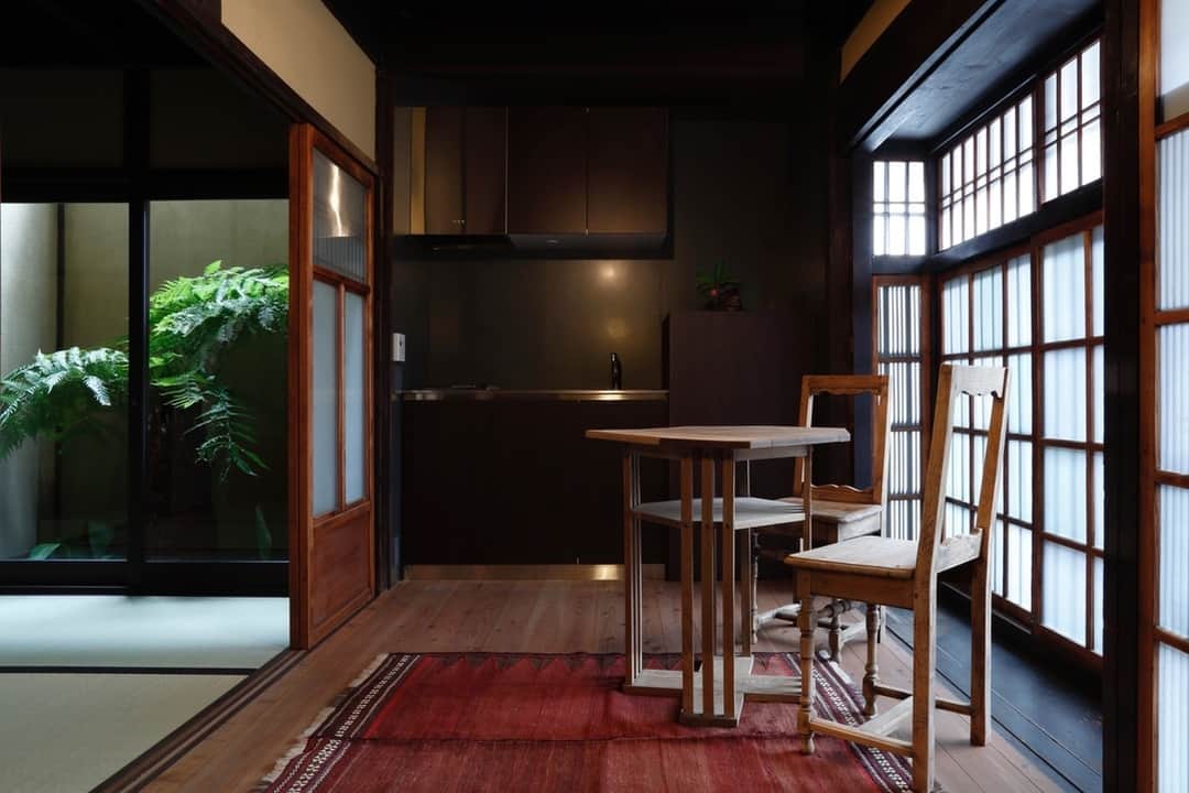 Relux | リラックスさんのインスタグラム写真 - (Relux | リラックスInstagram)「📍四季十楽 . 京都御所西にある、京町家ホテル「四季十楽」。 築100年近い京町家をリノベーション。 趣の異なる十の部屋から好みの空間を見つけ、暮らすように善き時を過ごすことができます。 #hotel #美しい日本 #japantravel #ig_japan #instatravelling #instatravelgram #japanesehotels #traveljapan #japantravelphoto #japangram #japanlife #京都旅行 #建築家デザイン #町家 #京都観光 #KYOTO #京都旅#四季十楽 #unknownjapan #japantravel #ig_japan #instatravelgram #instatravelling #japanesehotels #traveljapan #japantravelphoto」12月28日 9時00分 - relux_jp