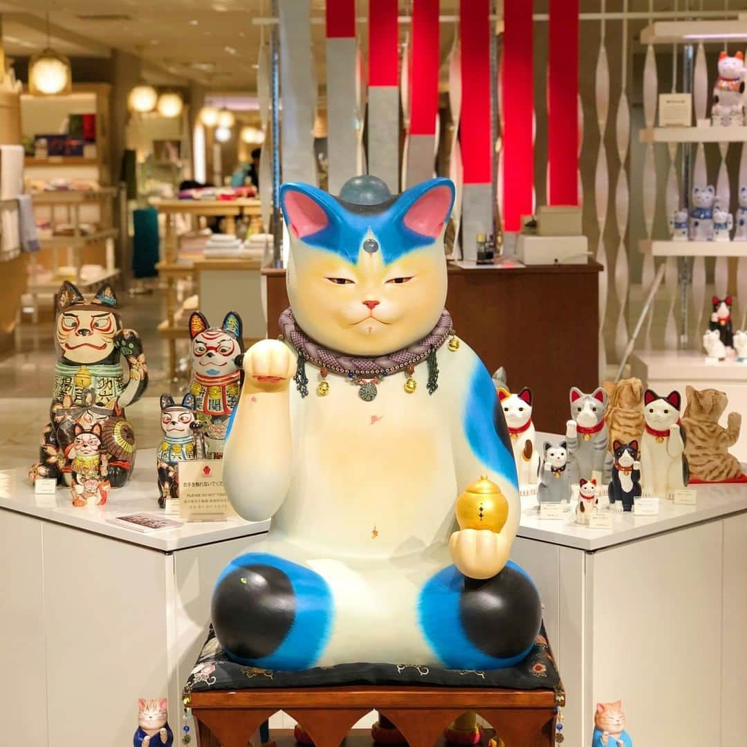 ISETAN PARK netさんのインスタグラム写真 - (ISETAN PARK netInstagram)「初春を寿ぐ🎍 日本のラッキーアイテム『招き猫』🐱 素地作りから絵付けなど１つ１つ丁寧に制作され陶器独特の温かみがあり可愛いデザインが人気です。一般的には右手で「お金」、左手で「多くの人」を呼び込むといわれています。  初春を寿ぐ 2019.12.26 thu - 2020.01.07 tue 本館5階=センターパーク/ステージ#5  #招き猫 #ラッキーアイテム #お正月 #瀬戸招き猫 #まねき猫 #初春 #縁起物 #新春アイテム #幸福 #お正月アイテム #日本 #新宿 #伊勢丹 #新宿伊勢丹 #伊勢丹新宿 #伊勢丹新宿店 #TOKYO #SHINJUKU #ISETAN」12月28日 9時03分 - isetan_shinjuku