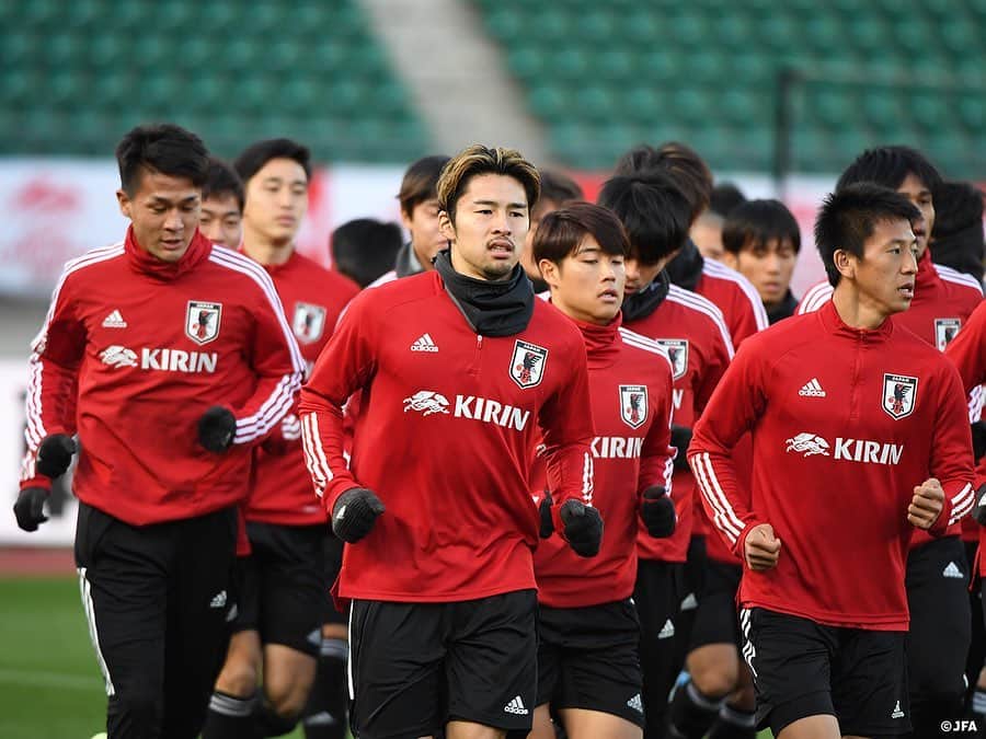 日本サッカー協会さんのインスタグラム写真 - (日本サッカー協会Instagram)「📸#U22日本代表 12月27日（金）公式練習の様子です。 ・ 公開された冒頭15分の練習ではランニングやボール回し、短いダッシュを繰り返す練習などで体を温め、コンディションを整えていました。またGKの3選手はシュート処理などを行い、感覚を確かめていました。 ・ 先月に続いて招集された中山雄太選手は「ジャマイカは身体能力の高さがすごくあるなと感じています。あとはどちらかというと個が特化していると思うので、そこのバトルには負けたくないです」と意気込みを語っていました。 ・ 🏆キリンチャレンジカップ2019 🇯🇵U-22日本代表 🆚U-22ジャマイカ代表🇯🇲 📅12/28(土) 19:20KO/16:20 開場(予定) 📍トランスコスモススタジアム長崎 📺日本テレビ系 ※チケットは完売しました 👉大会情報はJFA.jpへ ・ #daihyo #キリチャレの日」12月28日 9時26分 - japanfootballassociation