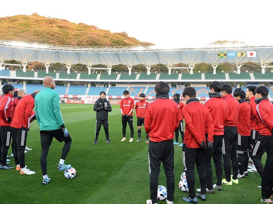 日本サッカー協会さんのインスタグラム写真 - (日本サッカー協会Instagram)「📸#U22日本代表 12月27日（金）公式練習の様子です。 ・ 公開された冒頭15分の練習ではランニングやボール回し、短いダッシュを繰り返す練習などで体を温め、コンディションを整えていました。またGKの3選手はシュート処理などを行い、感覚を確かめていました。 ・ 先月に続いて招集された中山雄太選手は「ジャマイカは身体能力の高さがすごくあるなと感じています。あとはどちらかというと個が特化していると思うので、そこのバトルには負けたくないです」と意気込みを語っていました。 ・ 🏆キリンチャレンジカップ2019 🇯🇵U-22日本代表 🆚U-22ジャマイカ代表🇯🇲 📅12/28(土) 19:20KO/16:20 開場(予定) 📍トランスコスモススタジアム長崎 📺日本テレビ系 ※チケットは完売しました 👉大会情報はJFA.jpへ ・ #daihyo #キリチャレの日」12月28日 9時26分 - japanfootballassociation