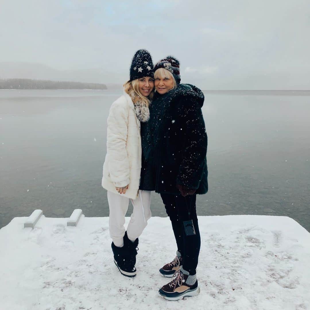タラ・リピンスキーのインスタグラム：「Mama Bear and Papa Bear. 🐻🐻Who do I look like more? #montana #fam.」