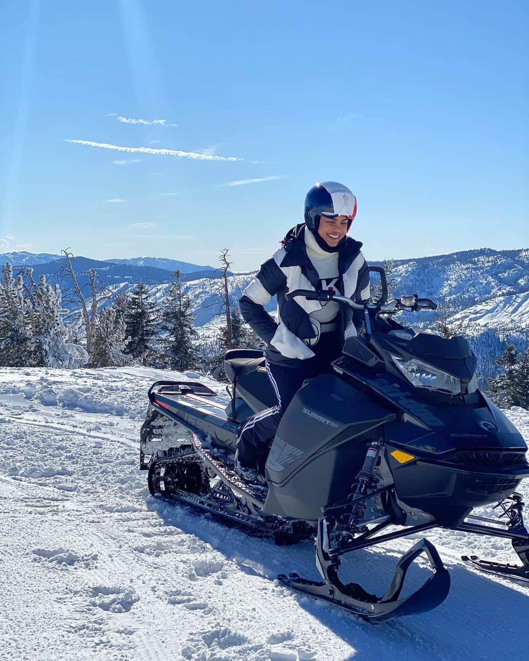 プリヤンカー・チョープラーさんのインスタグラム写真 - (プリヤンカー・チョープラーInstagram)「Me and my mean machine.. somewhere over the rainbow..」12月28日 9時43分 - priyankachopra