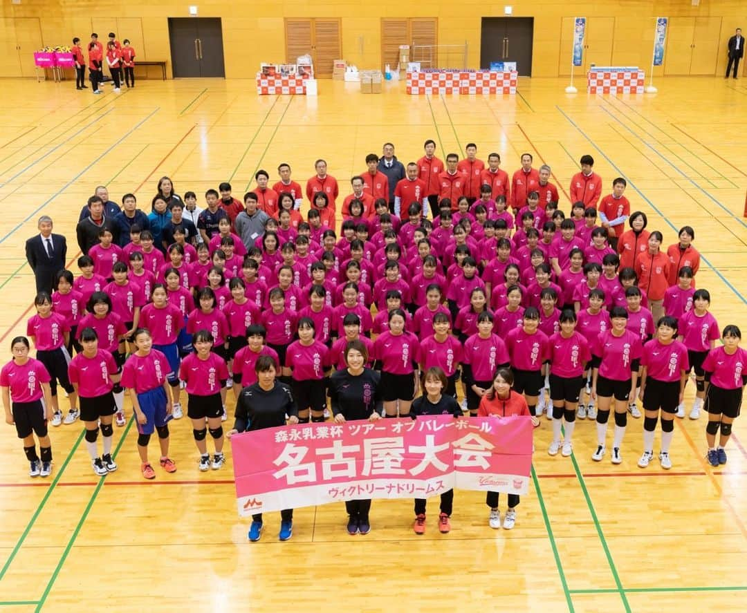 佐野優子さんのインスタグラム写真 - (佐野優子Instagram)「. 年内最後の森永ツアーオブバレー🏐 . この日も、 今年後半週一ぐらいでお仕事一緒だった 舞子はんと👭💕 . ユキもお手伝いありがとう😊 . #森永乳業 #ツアーオブバレー #バレーボール  #volleyball」12月28日 9時40分 - yuko12345