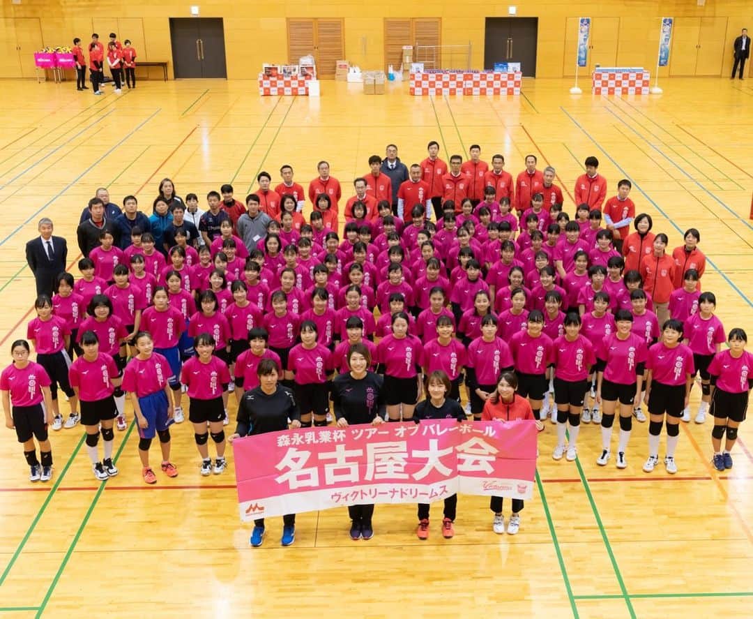 佐野優子のインスタグラム：「. 年内最後の森永ツアーオブバレー🏐 . この日も、 今年後半週一ぐらいでお仕事一緒だった 舞子はんと👭💕 . ユキもお手伝いありがとう😊 . #森永乳業 #ツアーオブバレー #バレーボール  #volleyball」