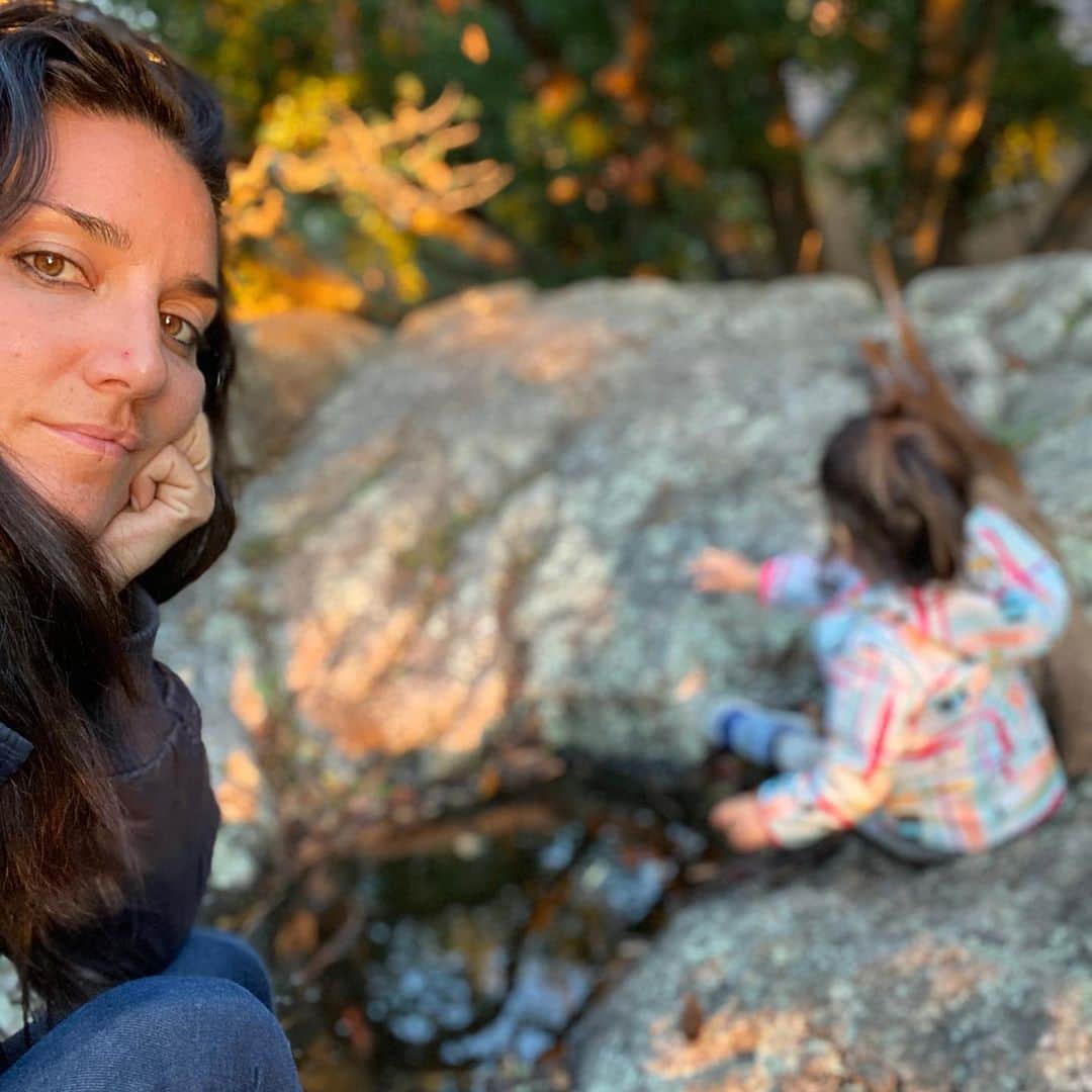 アンドレア・フエンテスのインスタグラム：「I love when the kids get in super-focused mode with only one stick, water and a rock. It’s already been 1 hour nonstop 🤷‍♀️」