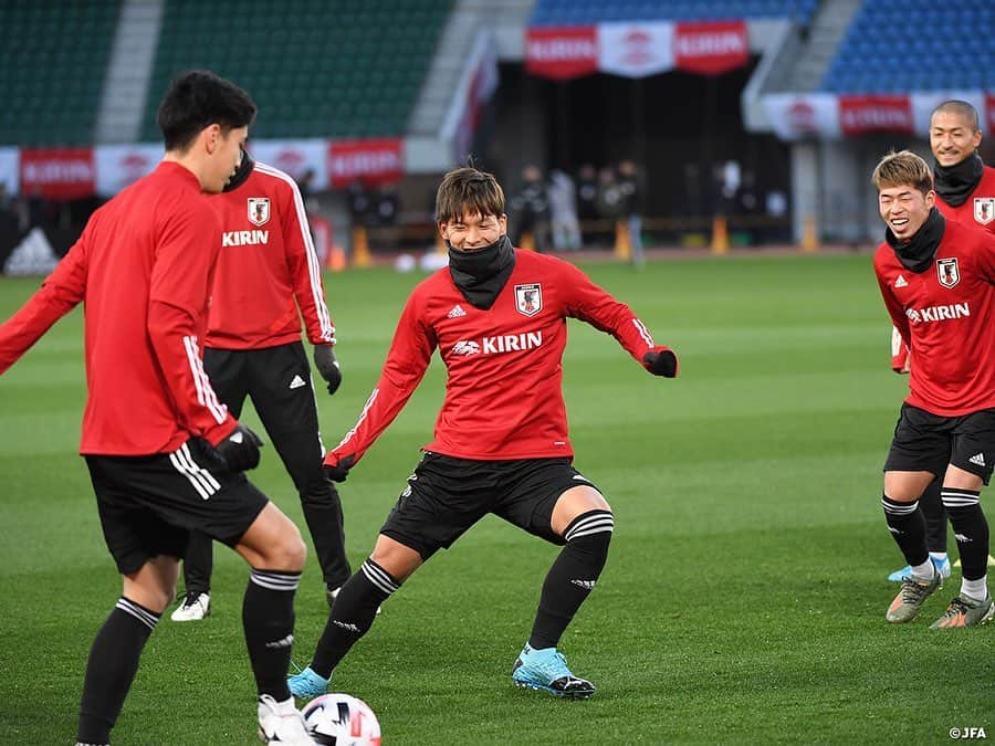 日本サッカー協会さんのインスタグラム写真 - (日本サッカー協会Instagram)「📸#U22日本代表 森保一監督は12月27日(金)、翌日に控えるキリンチャレンジカップ2019 U-22ジャマイカ代表戦を前に、試合会場となるトランスコスモススタジアム長崎で公式会見に臨みました。 ・ 「明日のキリンチャレンジカップ2019は、選手たちには良い準備をしてもらい、そこから今持っている最高のパフォーマンスを最大限に出してもらいたいと思っています。国内でやる難しさ、またプレッシャーもかかってくると思いますが、いい意味でそれを力に変えられるように、スタジアムで応援してくれる方々、メディアを通して応援してくれる方々に喜んでいただけるように戦います。」 ・ 🏆キリンチャレンジカップ2019 🇯🇵U-22日本代表 🆚U-22ジャマイカ代表🇯🇲 📅12/28(土) 19:20KO/16:20 開場(予定) 📍トランスコスモススタジアム長崎 📺日本テレビ系 ※チケットは完売しました 👉大会情報はJFA.jpへ ・ #daihyo #キリチャレの日」12月28日 9時44分 - japanfootballassociation