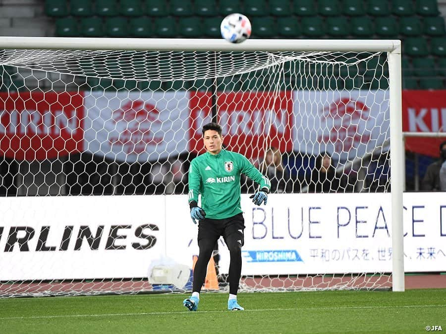 日本サッカー協会さんのインスタグラム写真 - (日本サッカー協会Instagram)「📸#U22日本代表 森保一監督は12月27日(金)、翌日に控えるキリンチャレンジカップ2019 U-22ジャマイカ代表戦を前に、試合会場となるトランスコスモススタジアム長崎で公式会見に臨みました。 ・ 「明日のキリンチャレンジカップ2019は、選手たちには良い準備をしてもらい、そこから今持っている最高のパフォーマンスを最大限に出してもらいたいと思っています。国内でやる難しさ、またプレッシャーもかかってくると思いますが、いい意味でそれを力に変えられるように、スタジアムで応援してくれる方々、メディアを通して応援してくれる方々に喜んでいただけるように戦います。」 ・ 🏆キリンチャレンジカップ2019 🇯🇵U-22日本代表 🆚U-22ジャマイカ代表🇯🇲 📅12/28(土) 19:20KO/16:20 開場(予定) 📍トランスコスモススタジアム長崎 📺日本テレビ系 ※チケットは完売しました 👉大会情報はJFA.jpへ ・ #daihyo #キリチャレの日」12月28日 9時44分 - japanfootballassociation