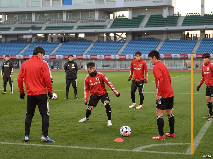 日本サッカー協会さんのインスタグラム写真 - (日本サッカー協会Instagram)「📸#U22日本代表 森保一監督は12月27日(金)、翌日に控えるキリンチャレンジカップ2019 U-22ジャマイカ代表戦を前に、試合会場となるトランスコスモススタジアム長崎で公式会見に臨みました。 ・ 「明日のキリンチャレンジカップ2019は、選手たちには良い準備をしてもらい、そこから今持っている最高のパフォーマンスを最大限に出してもらいたいと思っています。国内でやる難しさ、またプレッシャーもかかってくると思いますが、いい意味でそれを力に変えられるように、スタジアムで応援してくれる方々、メディアを通して応援してくれる方々に喜んでいただけるように戦います。」 ・ 🏆キリンチャレンジカップ2019 🇯🇵U-22日本代表 🆚U-22ジャマイカ代表🇯🇲 📅12/28(土) 19:20KO/16:20 開場(予定) 📍トランスコスモススタジアム長崎 📺日本テレビ系 ※チケットは完売しました 👉大会情報はJFA.jpへ ・ #daihyo #キリチャレの日」12月28日 9時44分 - japanfootballassociation