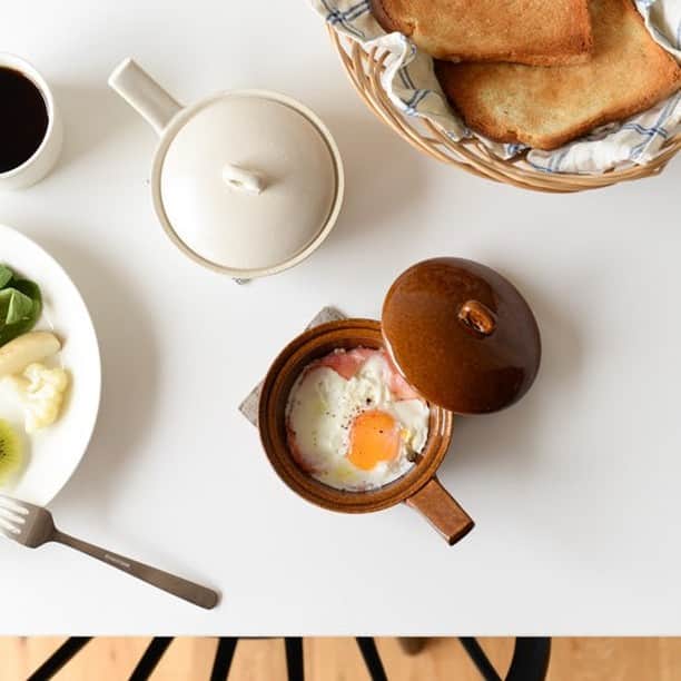 北欧、暮らしの道具店さんのインスタグラム写真 - (北欧、暮らしの道具店Instagram)「朝ごはんに、もう１品。レンジでかんたんに卵料理が完成します！ . - - - - - - - - - - - - 毎朝の心づよい味方！ レンジでかんたんに卵料理が作れる 「エッグベーカー」。 作り方は、器に卵とベーコンを入れ、 塩コショウをひと振りするだけ。  電子レンジで約1分半 加熱する時間を入れても、 10分以内で完成するんです◎ . 簡単においしいメニューが作れる 暮らしの道具があれば、 新しい年の習慣にできそうですね♪ . - - - - - - - - - - - - 長谷園/エッグベーカー/ブラウン・ホワイト . ▶︎ プロフィールのリンクから、お値段・サイズなど詳しい情報をご覧いただけます。→@hokuoh_kurashi . ▶︎ ※12月27日（金）9時以降にいただいたご注文は、年明けの営業開始日【1月6日（月）】より順次出荷させていただきます。 . 🎍【インスタ限定企画を開催中です！】 . # お買い物オブザイヤー2019 # 北欧暮らしの道具店 フォロー＆2つのハッシュタグ付けで参加！ 「当店で購入してよかったもの」を投稿してくれた方の中から10名様をリポストします。 1月6日まで開催中ですので、ぜひ皆さまのご参加をお待ちしております◎ . #kitchen#kitchendesign#kitchenware#food#foodstagram#eggmenu#エッグベーカー#長谷園#キッチン#キッチン雑貨#食器#朝ごはん#ランチ#夜ごはん#ディナー#シンプル#シンプルライフ#シンプルデザイン#暮らしを楽しむ#日々の暮らし#北欧#暮らし#北欧暮らしの道具店」12月28日 10時00分 - hokuoh_kurashi
