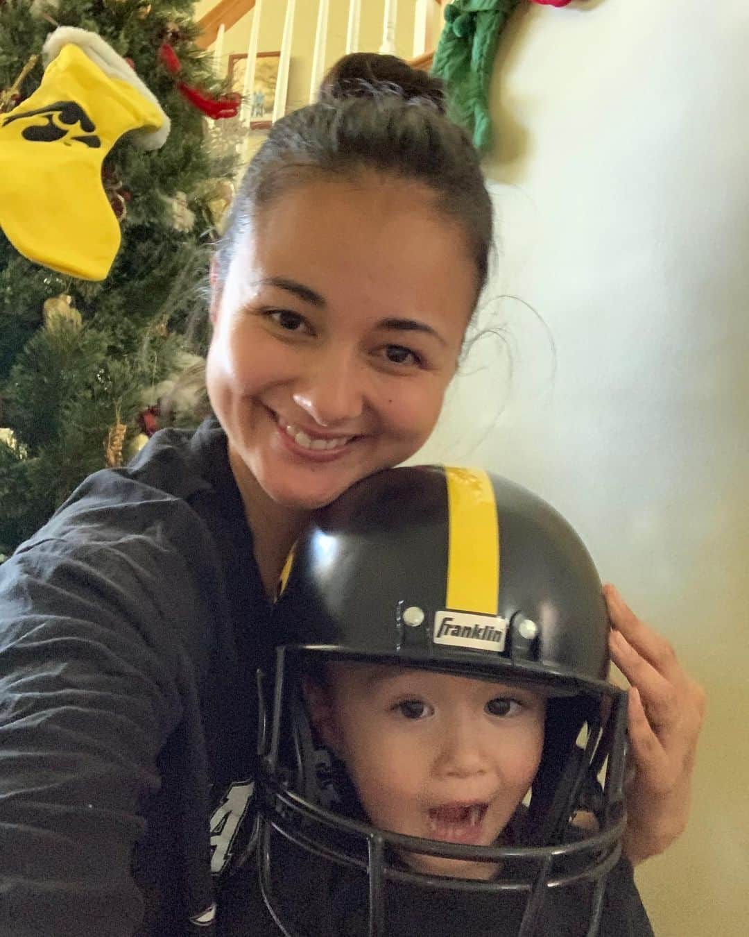 エリナ シルカのインスタグラム：「Go Hawks 🙌🏈 #holidaybowl #bleedblackandgold 🖤💛 今日は大学アメフトのボールゲーム！がんばれーアイオワ！！」