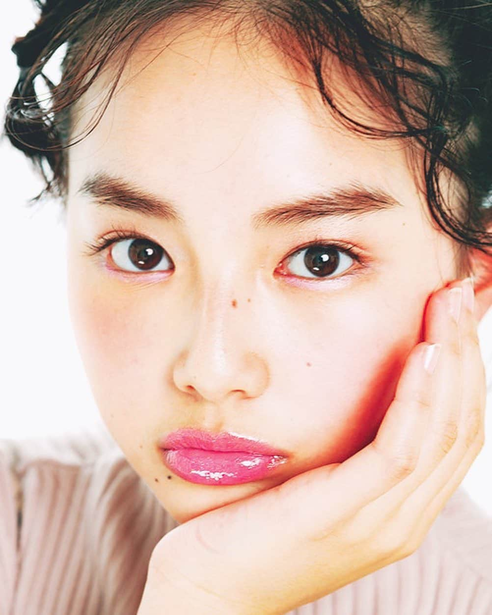 箭内夢菜さんのインスタグラム写真 - (箭内夢菜Instagram)「💄 seventeen2月号では、Diorの新リップを紹介するページに載せて頂いています︎☺︎ シロップみたいなぷるぷるリップになれる 新ティントオイル😚 唇をケアしてくれるし、透明感のあるリップメイクを楽しめます😊 新宿伊勢丹店では1/2～1/7までイベントもやっていて、限定アイテムもあるらしいので ぜひお時間がある方はチェックしてみてください~☺️ #PR #リップグロウオイル  #seventeen_diorlipglowoil @diormakeup」12月28日 9時57分 - yumenayanai_official