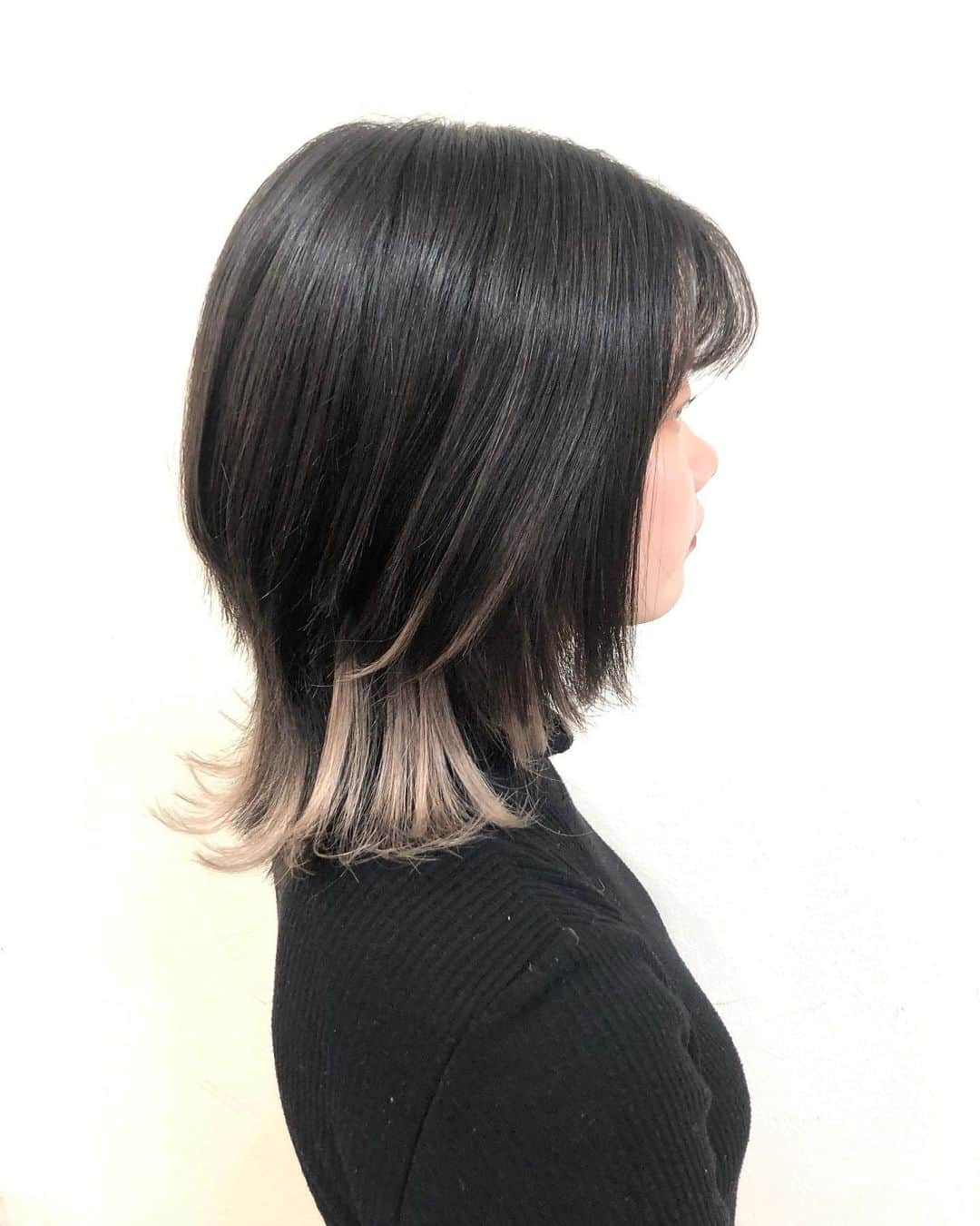 salon PRATiNO(サロンプラチノ)のインスタグラム：「. ⭐️ポイントシールエクステ⭐️. . 黒髪のお客様に サイドと襟足にベージュカラーのシールエクステを ポイントで付けてアレンジ💫 これだけでウルフっぽく可愛くなりました💞  短期間でも何かアレンジしたい🥺 という方におすすめ💁🏾‍♀️✨. . . 【CLAVIS PRATINO】 ◇月曜日～土曜日 11:00～20:00 ◇日曜日 11:00～18:00 ※定休日なし ※時間外はお問い合わせください。 愛知県名古屋市中区錦3-4-19石垣ビル７Ｆ ☎︎052-962-7017 . #hairstyle #hair #cornrow #braids #clavispratino #spiralperm #pratino #hairsalon #nagoya #haircolor #love #派手髪 #外国人風カラー #バレイヤージュ #グラデーション #コーンロウ #ブレイズ #スパイラルパーマ #特殊ヘア #ブラックヘア #美容室 #ヘアサロン #ヘアスタイル #ヘアカラー #クラビスプラチノ #名古屋 #栄 #錦」