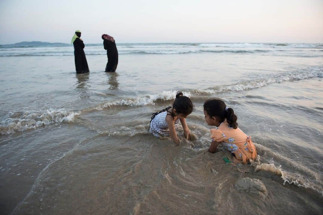 National Geographic Travelさんのインスタグラム写真 - (National Geographic TravelInstagram)「Photo by @amivitale | Families enjoy the ocean on a Sunday evening in Weligama, Sri Lanka. Sri Lanka is an island in the Indian Ocean with incredible wildlife, pristine beaches, and diverse cultural life. I had the privilege of working in Sri Lanka for National Geographic as we looked at the memory of its civil war, which ended in 2009, and the paths to peace.  Follow @amivitale for more stories about the beauty and hope in the world. @natgeoimagecollection @thephotosociety #srilanka #prayforsrilanka #staystrong #beaches #ocean」12月28日 10時05分 - natgeotravel